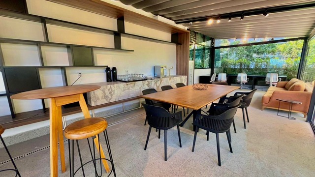 Espaço de coworking moderno da iSpaces em São Paulo, com mesas, área de convivência e estrutura integrada a escritório virtual e endereço fiscal.