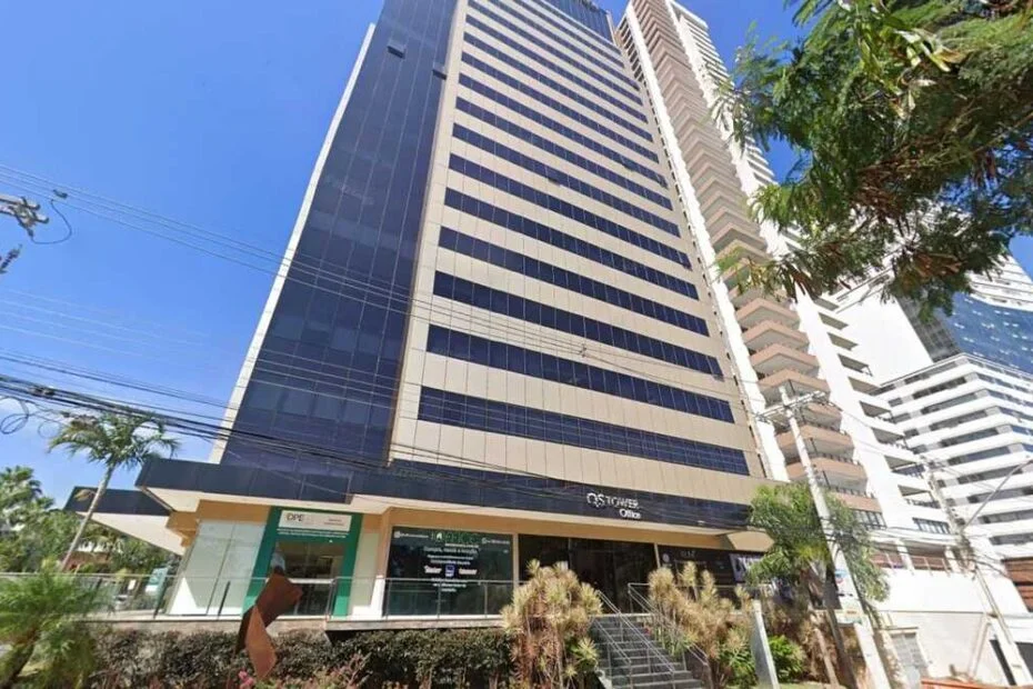 Fachada moderna do edifício comercial QS Tower Office, onde fica a Ispaces Goiânia, com painéis de vidro em Goiânia, excelente localização para estabelecer o endereço comercial e fiscal do seu escritório virtual.