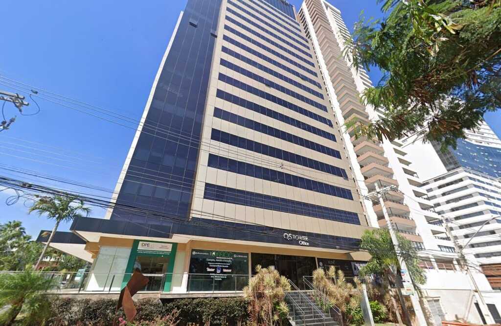 Fachada moderna do edifício comercial QS Tower Office, onde fica a Ispaces Goiânia, com painéis de vidro em Goiânia, excelente localização para estabelecer o endereço comercial e fiscal do seu escritório virtual.
