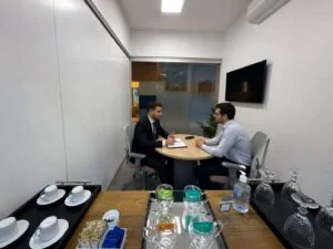 Escritório virtual para advogados com atendimento em sala de reunião da iSpaces