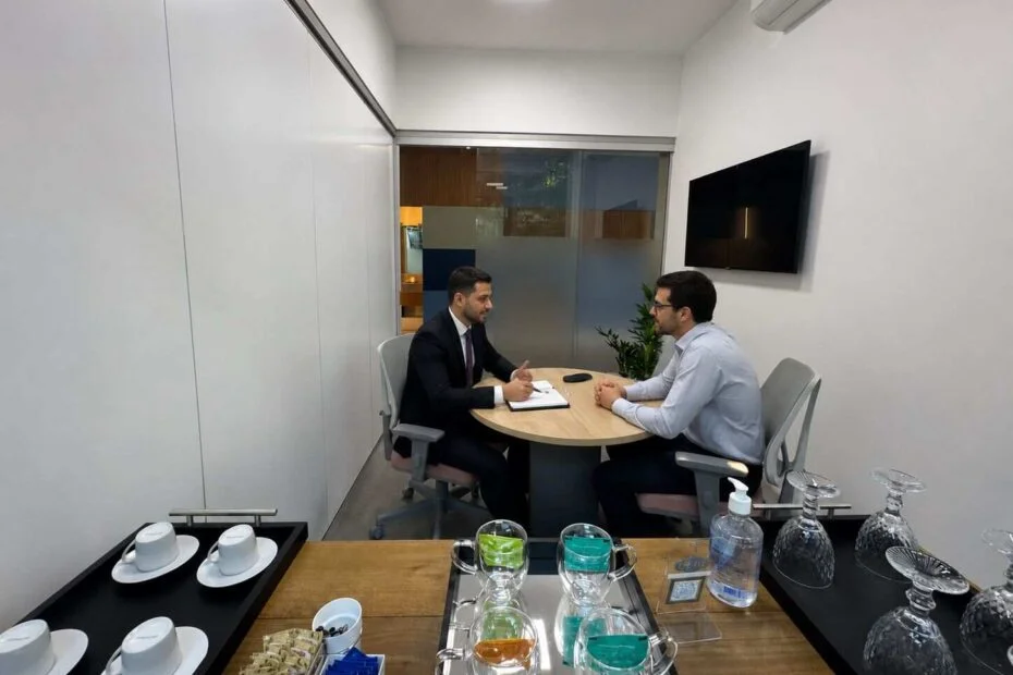 Escritório virtual para advogados com atendimento em sala de reunião da iSpaces