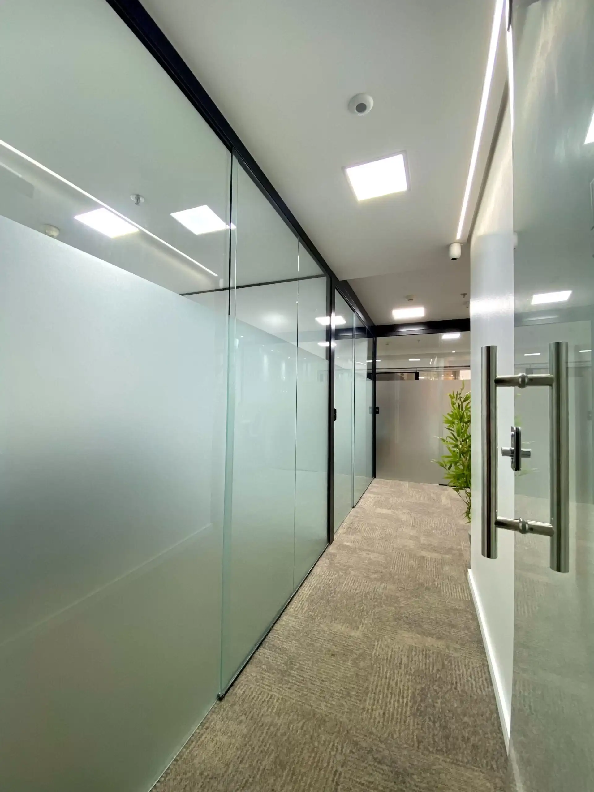 Corredor da unidade iSpaces Brasília